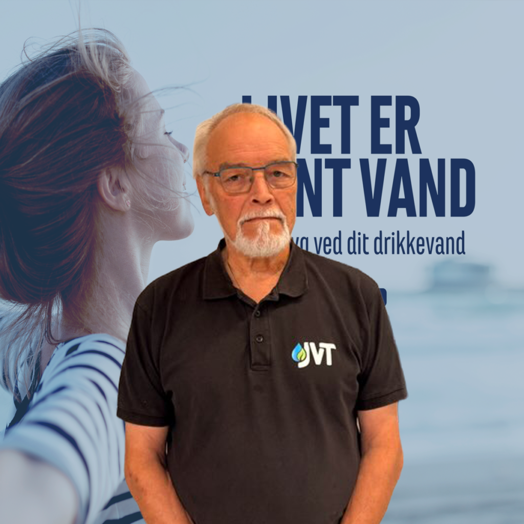 En ældre mand med skæg og briller, iført en sort polo med logo, foran en kvindes profil og en tekst.