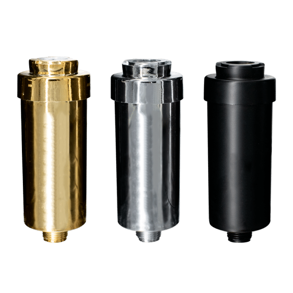 Brusefiltre i guld, krom og sort design – effektive kalkfiltre til bruseren, der reducerer kalk og klor for blødere hud og længere levetid på armaturer.
