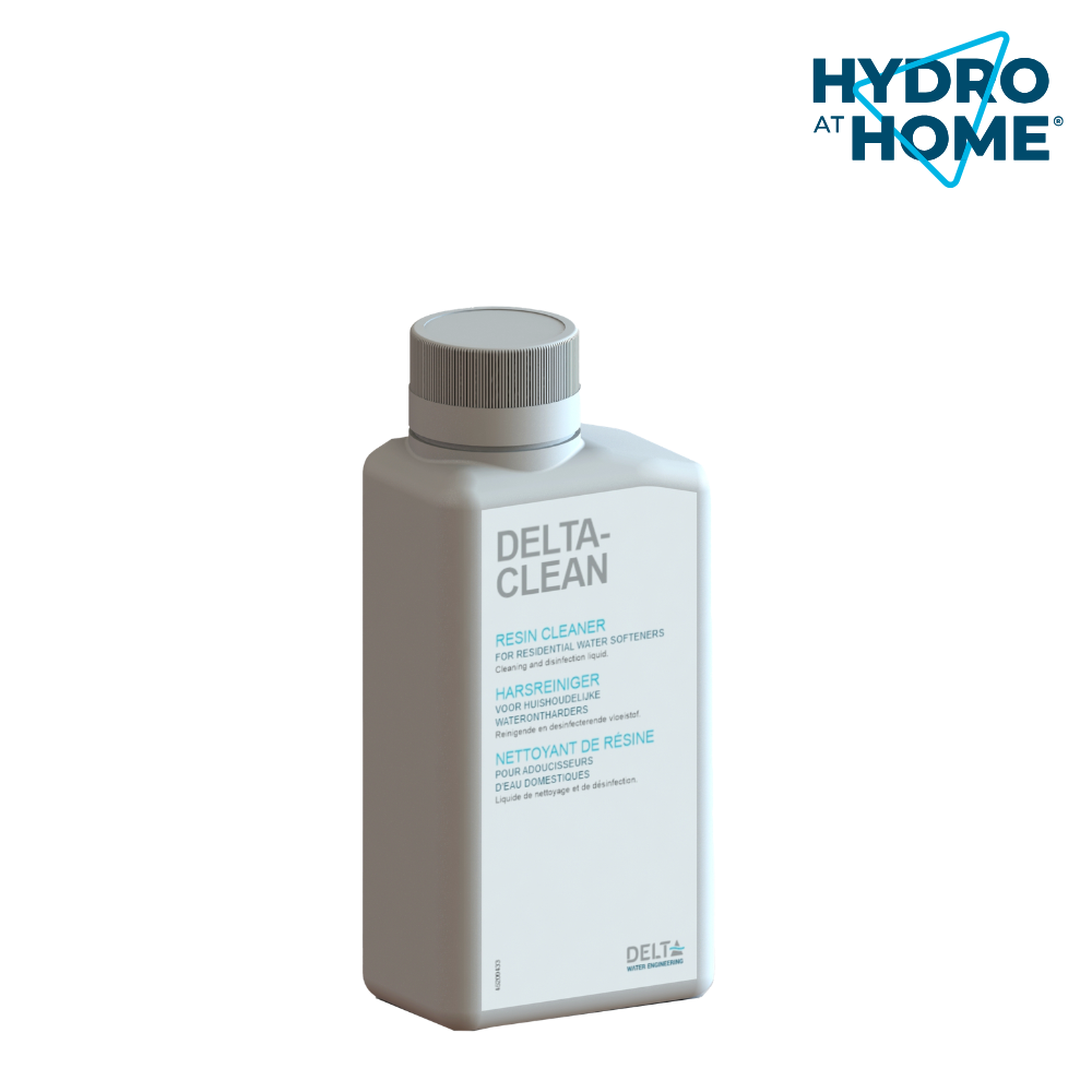 En hvid flaske med grå prop og teksten "DELTA-CLEAN Resin Cleaner" og flere sprog.