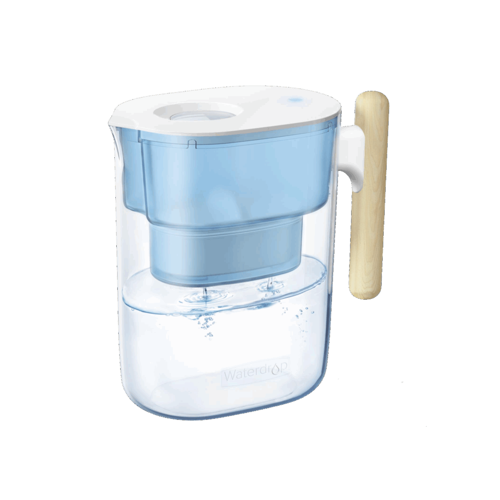 Vandfilterkande med træhåndtag – elegant og effektiv filterkande, der reducerer kalk, klor og tungmetaller og giver rent, friskt og velsmagende drikkevand direkte fra hanen.