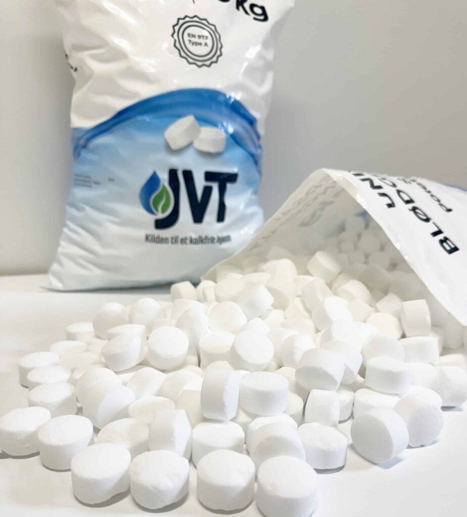 Salttabletter til blødgøringsanlæg fra JVT – drikkevandsgodkendt blødgøringssalt, der sikrer effektiv regenerering, forlænger anlæggets levetid og giver kalkfrit, blødt vand i hele hjemmet.