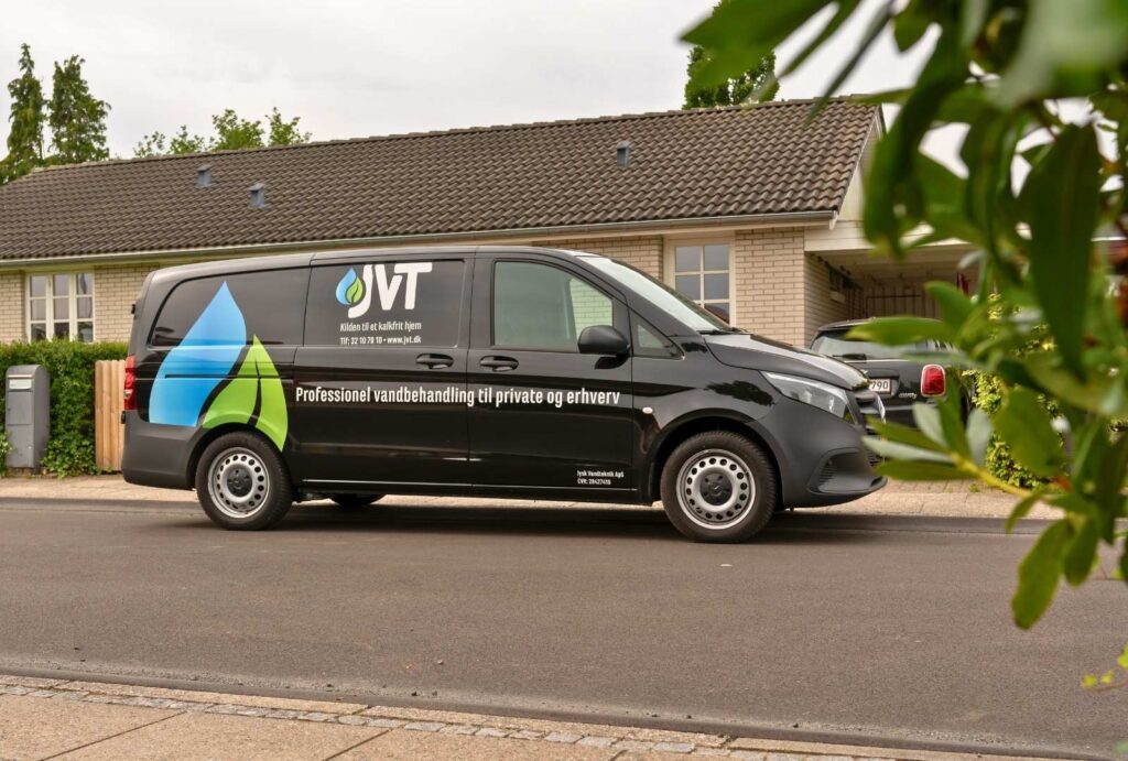 Servicebil fra JVT – specialister i installation og service af blødgøringsanlæg, vandbehandling og løsninger til kalkfrit vand i private hjem.