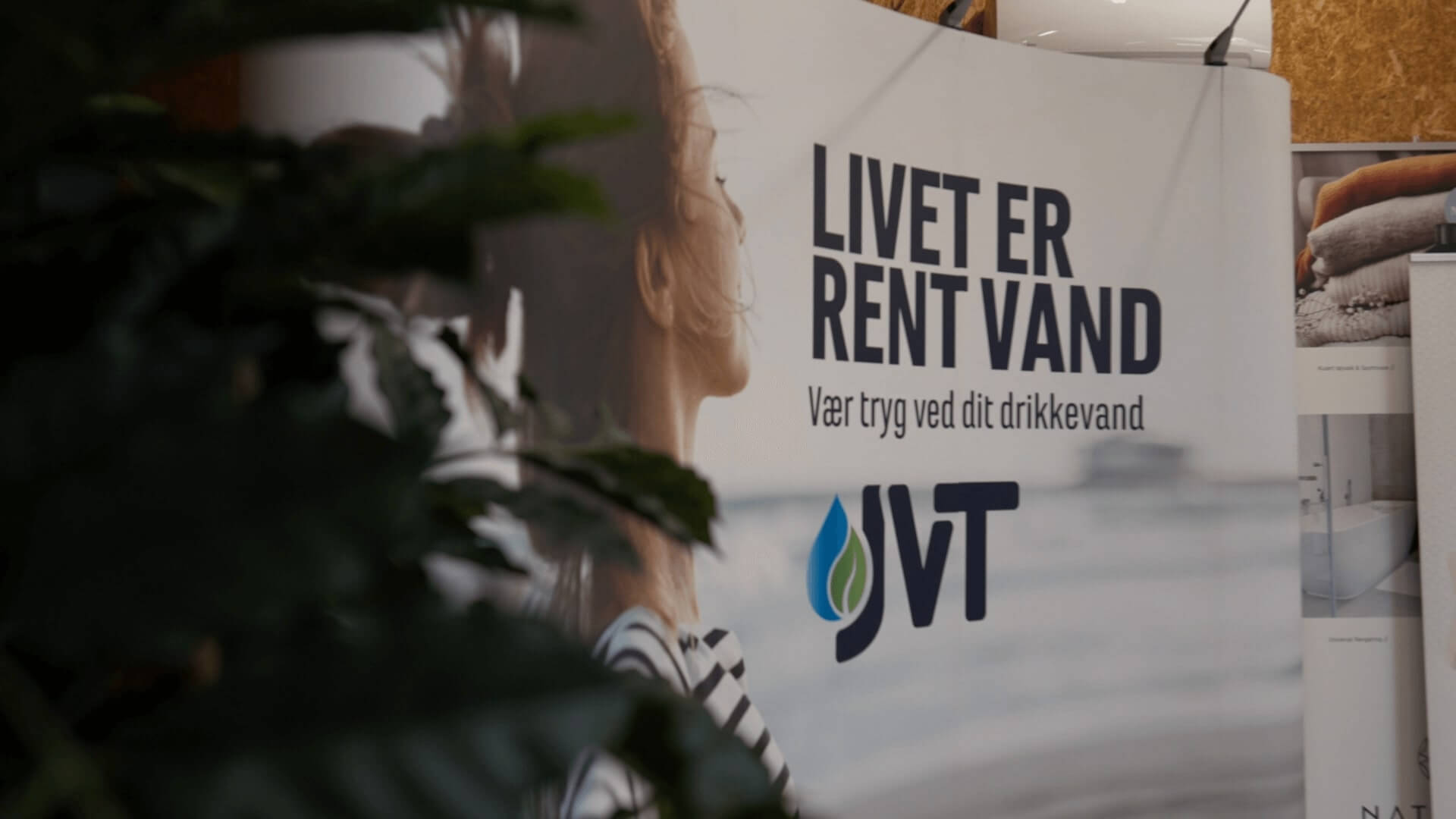 Banner med teksten "Livet er rent vand – vær tryg ved dit drikkevand" og JVT-logo, der fremhæver virksomhedens fokus på rent drikkevand og kalkfrie løsninger til hjemmet.